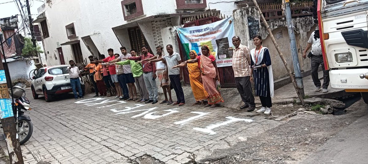 LMC_Lucknow's tweet photo. 📍 ऐशबाग वार्ड, ज़ोन-2
लखनऊ नगर निगम की ओर से IEC टीम द्वारा कचरा संवेदनशील स्थल (GVP) की सफाई अभियान सफलतापूर्वक संचालित किया गया।

सफाई अभियान के पश्चात् स्थानीय नागरिकों एवं टीम के सदस्यों ने स्वच्छता शपथ ली कि क्षेत्र की स्वच्छता बनाए रखेंगे और कूड़ा-कचरा इधर-उधर नहीं फैलाएंगे।

इस पहल से न केवल क्षेत्र का स्वच्छ परिवेश बहाल हुआ बल्कि नागरिकों को जिम्मेदार कचरा निस्तारण अपनाने हेतु प्रेरित भी किया गया।

🌿🚮 मेरा शहर, मेरी शान – लखनऊ नगर निगम 🚮🌿

@nagarvikas_up
@aksharmabharat @sushma_kharkwal @MoHUA_India
@RoopaMishra77 @SwachhBharatGov
@SwachhBharatGov @sbm_up
@CMOfficeUP @myogiadityanath
#swachtaabhiyan #reducereuserecycle
@swachhlucknow #lucknownagarnigam
#sbmurban #swachhBharatMission #SwachhUttarPradeshUrban

#swachhsurvekshan2024 #lkonagarnigam
#Lucknow
#lko
#lmc
#GarbageFreeCity
#RRR #WATERPLUS
