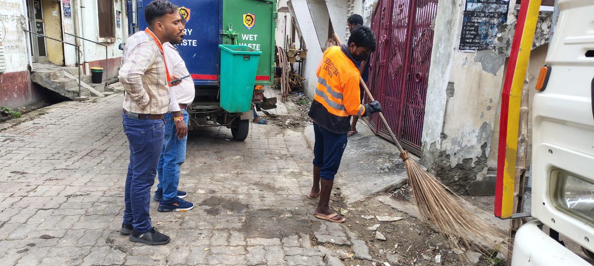 LMC_Lucknow's tweet photo. 📍 ऐशबाग वार्ड, ज़ोन-2
लखनऊ नगर निगम की ओर से IEC टीम द्वारा कचरा संवेदनशील स्थल (GVP) की सफाई अभियान सफलतापूर्वक संचालित किया गया।

सफाई अभियान के पश्चात् स्थानीय नागरिकों एवं टीम के सदस्यों ने स्वच्छता शपथ ली कि क्षेत्र की स्वच्छता बनाए रखेंगे और कूड़ा-कचरा इधर-उधर नहीं फैलाएंगे।

इस पहल से न केवल क्षेत्र का स्वच्छ परिवेश बहाल हुआ बल्कि नागरिकों को जिम्मेदार कचरा निस्तारण अपनाने हेतु प्रेरित भी किया गया।

🌿🚮 मेरा शहर, मेरी शान – लखनऊ नगर निगम 🚮🌿

@nagarvikas_up
@aksharmabharat @sushma_kharkwal @MoHUA_India
@RoopaMishra77 @SwachhBharatGov
@SwachhBharatGov @sbm_up
@CMOfficeUP @myogiadityanath
#swachtaabhiyan #reducereuserecycle
@swachhlucknow #lucknownagarnigam
#sbmurban #swachhBharatMission #SwachhUttarPradeshUrban

#swachhsurvekshan2024 #lkonagarnigam
#Lucknow
#lko
#lmc
#GarbageFreeCity
#RRR #WATERPLUS