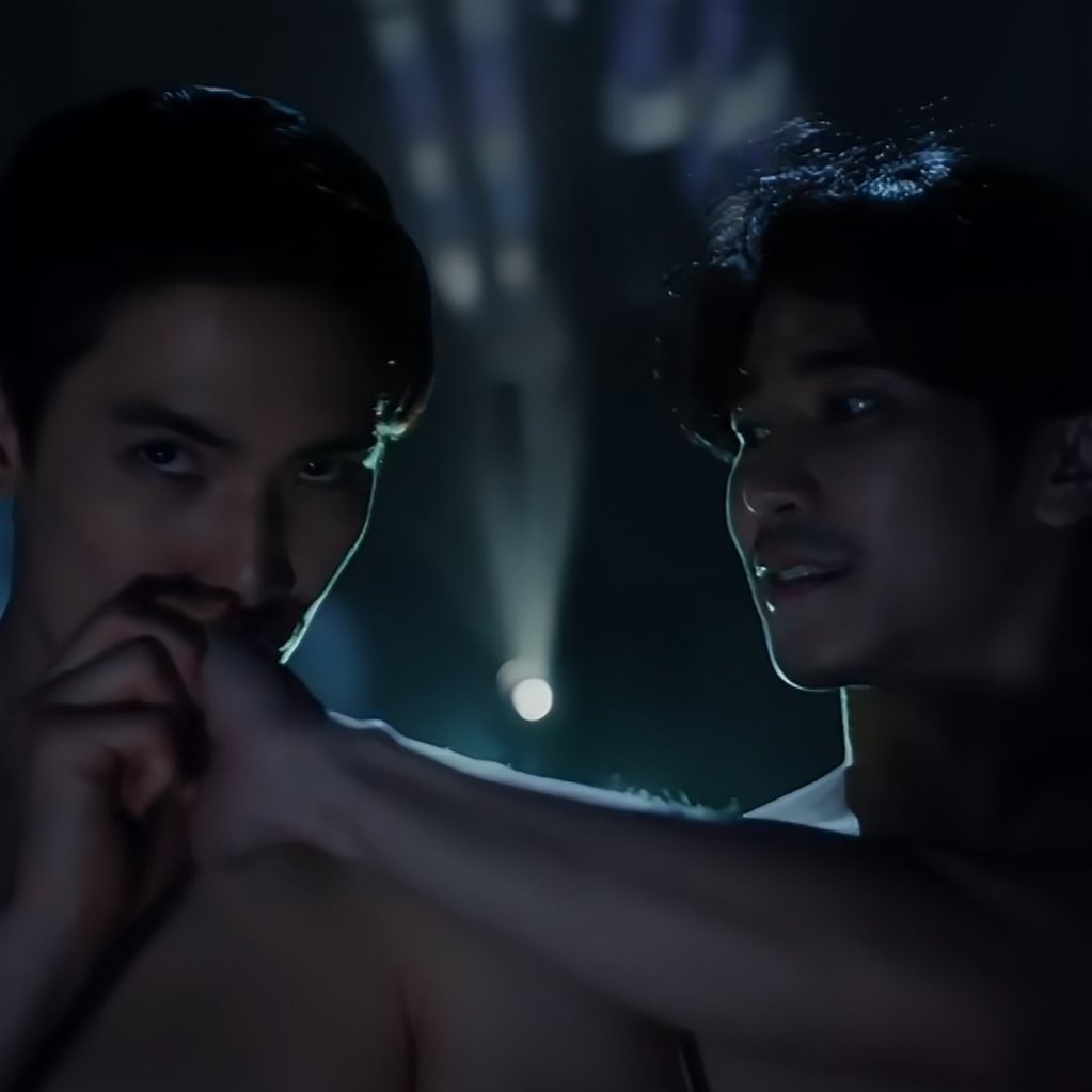 แต่ชอบไกรเลิศณรันตอนนี้มากเลย สนยูโรเล่นได้แบบโคตรลื่นอะ เล่นจนรู้เลยว่าเออ มันชอบกันจริงว่ะ ดูหนังไปมองหน้าจูบกันพิงกันเล่นไม้เล่นมือเล่นเสร็จดึงมือเขามาจูบทันทีแบบเห้ย โคตรดีอะ ธรรมชาติของคนรักกันม้ากค่ะ ㅠ ㅡ ㅠ +แสงภาพเงาโคตรเลิศอะ ชอบบมาก #ShineEP4