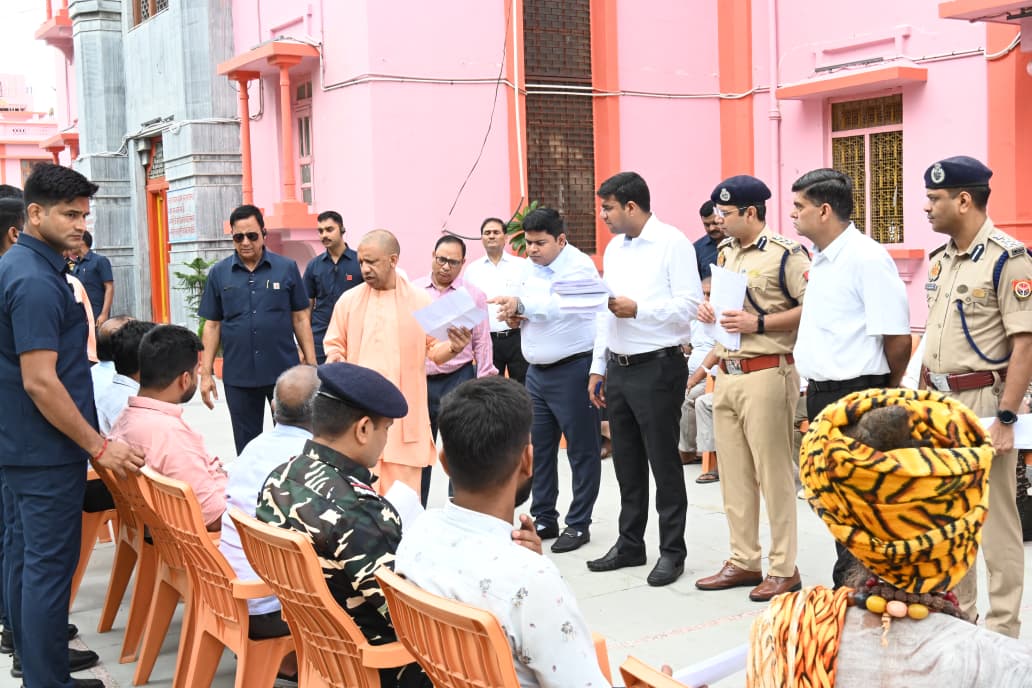 CMOfficeUP's tweet photo. प्रदेश के हर नागरिक की सेवा एवं उनकी सुरक्षा शीर्ष प्राथमिकता...

#UPCM @myogiadityanath ने गोरखपुर स्थित @GorakhnathMndr परिसर में आयोजित 'जनता दर्शन' में आए लोगों से मिलकर उनकी समस्याओं को गंभीरतापूर्वक सुना।

मुख्यमंत्री जी ने संबंधित अधिकारियों को निर्देशित किया कि जनता की समस्याओं का स्थायी समाधान निश्चित समयावधि में किया जाए। साथ ही, उनका फीडबैक भी अवश्य लिया जाए।

#JantaDarshanUP