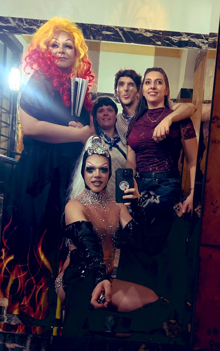 Octava y ultima noche de Aste Nagusia Superadisima!!!!

Mil gracias al DaVinci Bilbao por contar conmigo por cuarto año consecutivo y mil gracias a todxs las personitas que me han acompañado cada noche!!!

A mi <a href="/missglitter/">Liv Glitter</a>.trash por querer ser parte de mis locuras!!! Te Adoro!!!