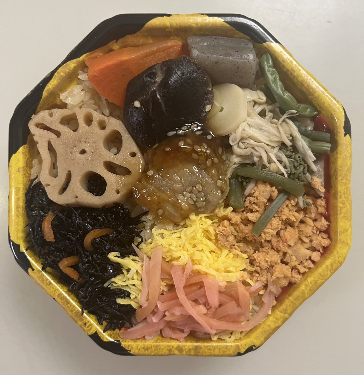 こんにちは☺️

今日のお昼は

鮭の彩り茶飯🍚

茶飯が10%増量中✨
沢山の具材で見た目も良く
美味しかった👍

今週もよろしくお願いします🙇