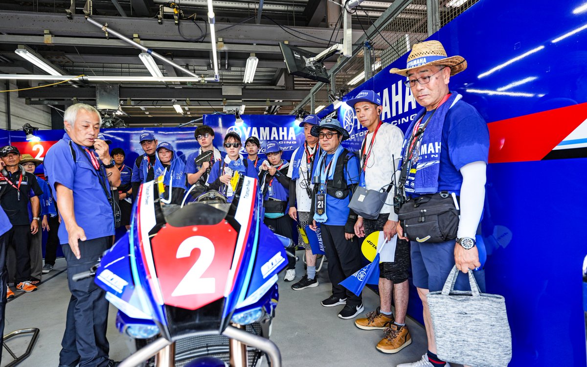 yamaha_race's tweet photo. #全日本ロードレース 第4戦もてぎ
ピットウォーク🚶のタイミングでYSP応援団がピットに駆けつけてくれました。今回は #YSP長野中央 のお客様、なんと30人を超える大応援団📣です！

中須賀選手が特性ステッカーを配るなど、触れ合いを楽しんでもらいましたが、実は中須賀選手、チームがとても大きなパワー💪をもらっているんです。
❤️心強い限り、ありがとうございます！

YSP長野中央のお客様にはファクトリーピットの見学👀も行ってもらいました。
レース2もたくさんの応援をお願いします！
#YSP #R1 #Yamaha