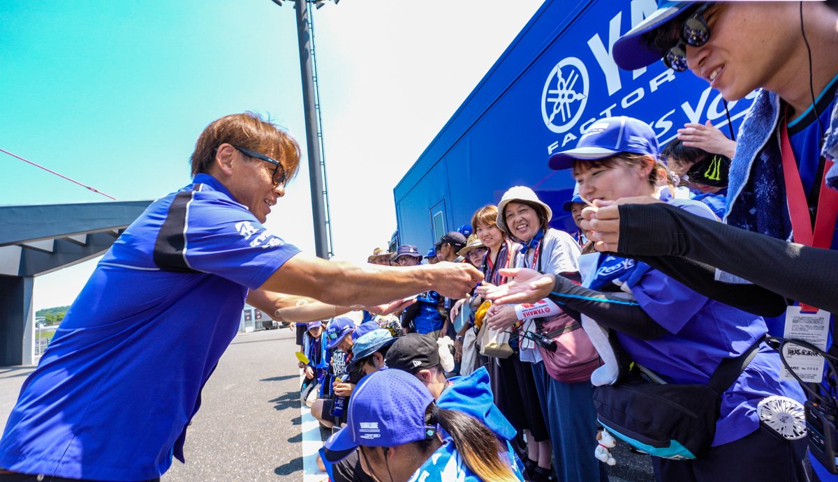 yamaha_race's tweet photo. #全日本ロードレース 第4戦もてぎ
ピットウォーク🚶のタイミングでYSP応援団がピットに駆けつけてくれました。今回は #YSP長野中央 のお客様、なんと30人を超える大応援団📣です！

中須賀選手が特性ステッカーを配るなど、触れ合いを楽しんでもらいましたが、実は中須賀選手、チームがとても大きなパワー💪をもらっているんです。
❤️心強い限り、ありがとうございます！

YSP長野中央のお客様にはファクトリーピットの見学👀も行ってもらいました。
レース2もたくさんの応援をお願いします！
#YSP #R1 #Yamaha