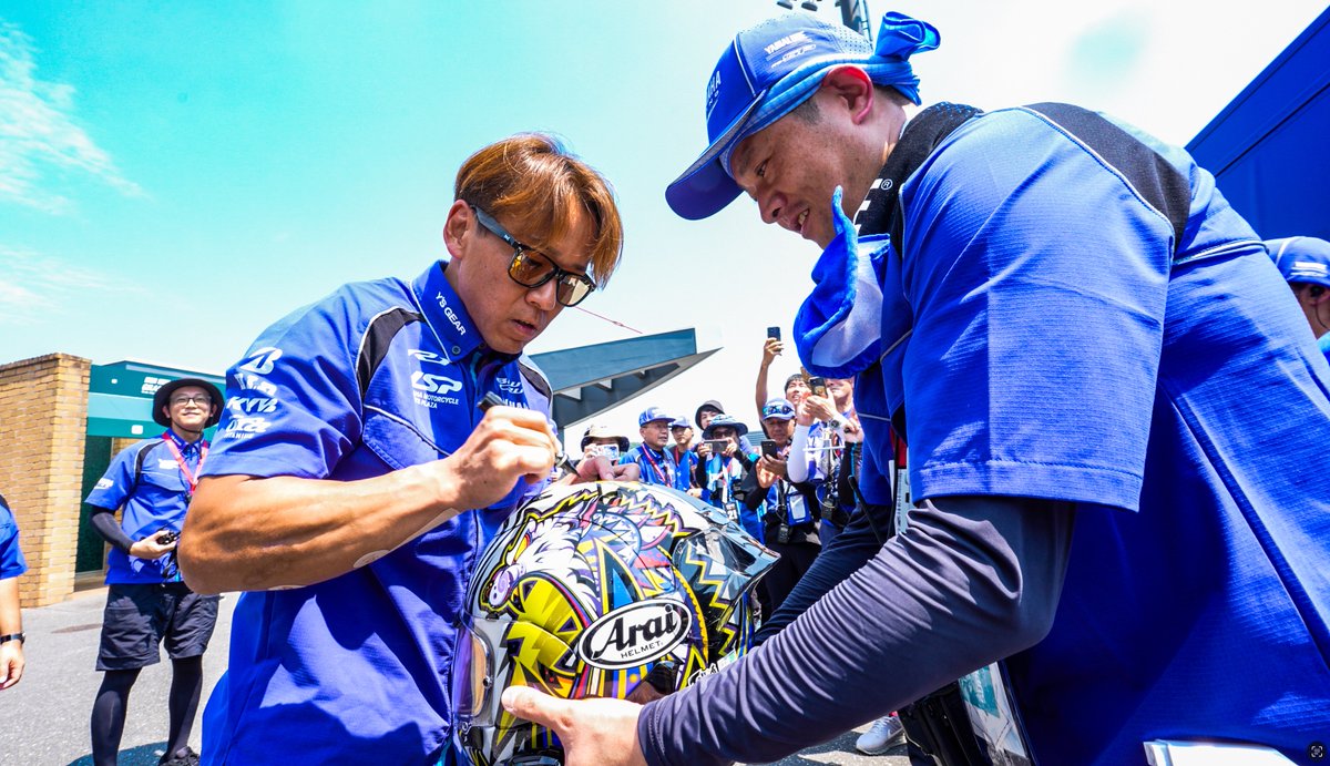 yamaha_race's tweet photo. #全日本ロードレース 第4戦もてぎ
ピットウォーク🚶のタイミングでYSP応援団がピットに駆けつけてくれました。今回は #YSP長野中央 のお客様、なんと30人を超える大応援団📣です！

中須賀選手が特性ステッカーを配るなど、触れ合いを楽しんでもらいましたが、実は中須賀選手、チームがとても大きなパワー💪をもらっているんです。
❤️心強い限り、ありがとうございます！

YSP長野中央のお客様にはファクトリーピットの見学👀も行ってもらいました。
レース2もたくさんの応援をお願いします！
#YSP #R1 #Yamaha
