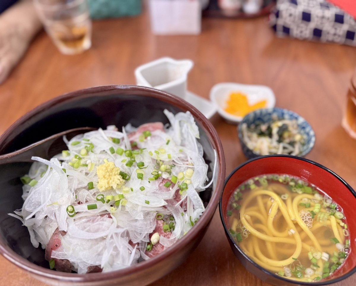【かぶさ食堂】  牛タタキ丼¥1500

石垣島産まれの和牛を贅沢に使った逸品🐮

小鉢やミニそばも付いてくるのが嬉しいポイント🫶🏻
#Nクラ石垣島勧誘部