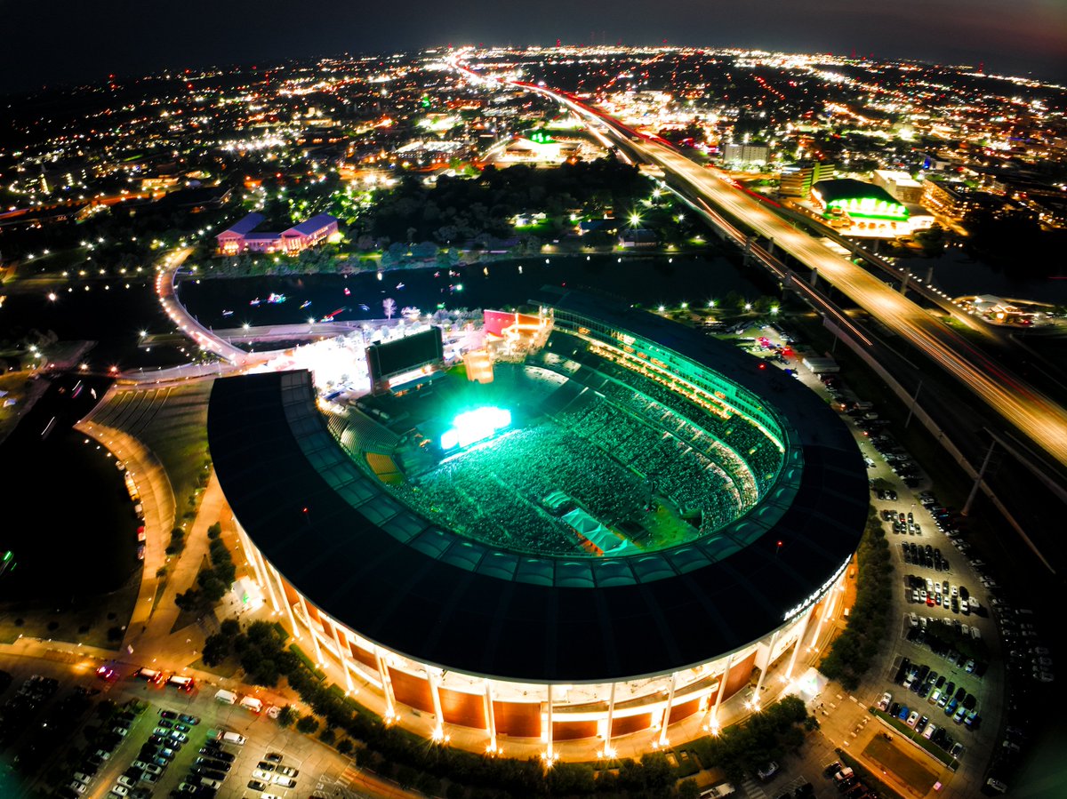 Baylor University (@baylor) on Twitter photo 35,000+ country music fans.
One <a href="/McLaneStadium/">McLane Stadium</a> stage.
Infinite memories.
Thankful to be able to welcome so many visitors to our hometown. This one's for you, Waco. ✨ 35,000+ country music fans.
One <a href="/McLaneStadium/">McLane Stadium</a> stage.
Infinite memories.
Thankful to be able to welcome so many visitors to our hometown. This one's for you, Waco. ✨
