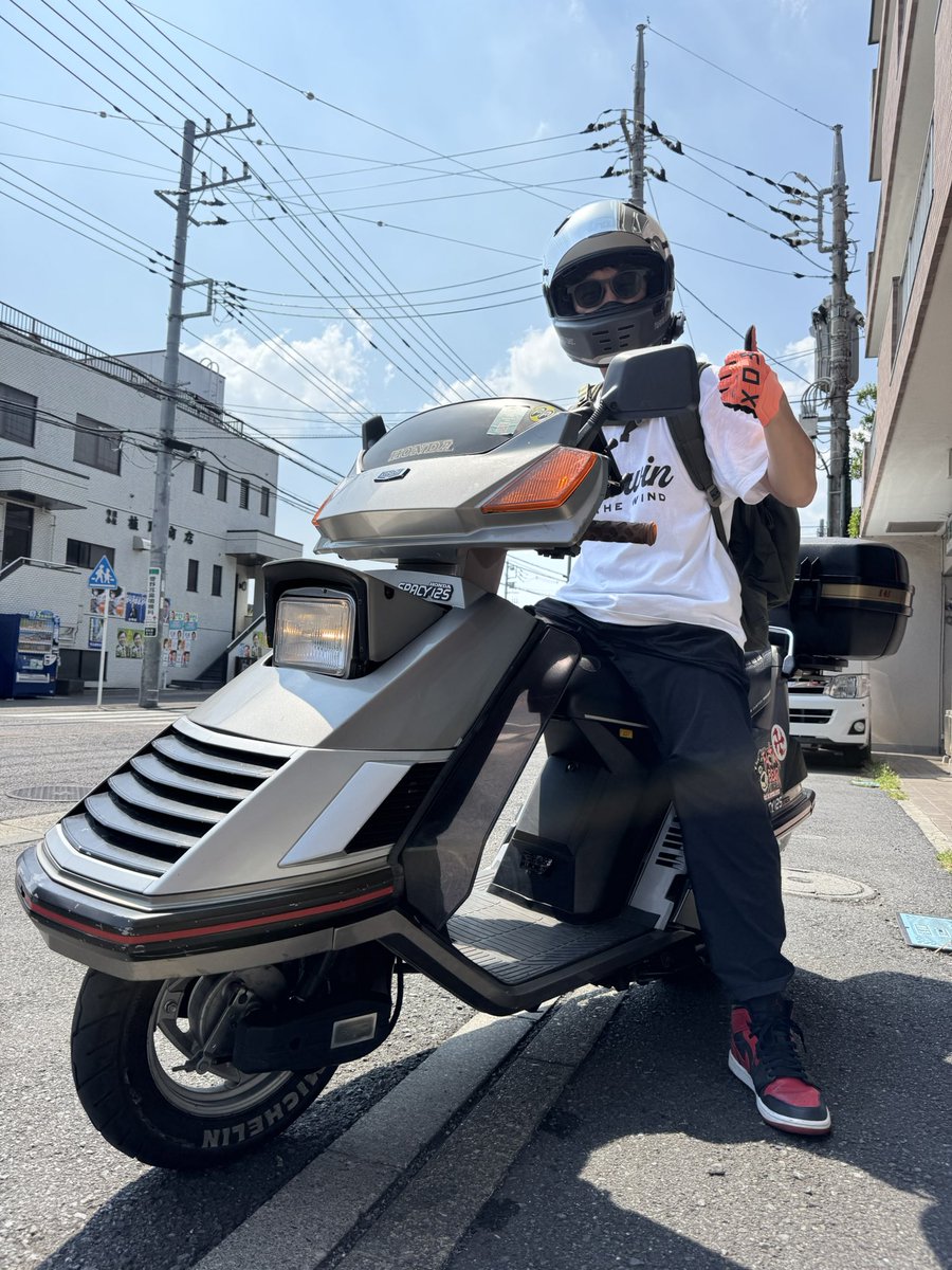 trentasette37_'s tweet photo. 新作のヘルメットを携えて、激渋のスクーターでご来店‼️
#HaveABikeDay 
#backto80s
#サラコナー https://t.co/0zLIqN9INs