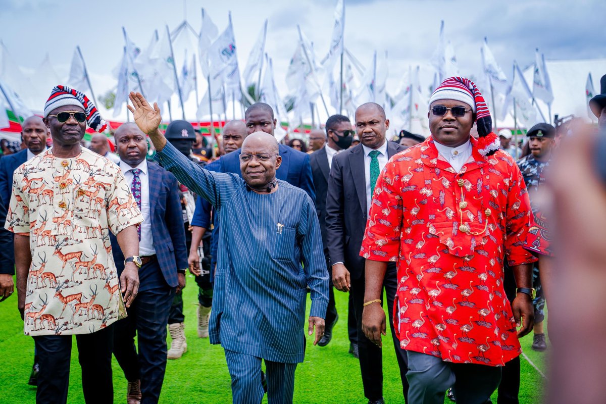 FORMER DEPUTY GOVERNOR, UDE OKO CHUKWU, FORMALLY JOINS LP, AS GOV. OTTI ASSURES OF EQUAL RIGHTS FOR NEW MEMBERS.

The immediate past Deputy Governor of Abia State, Rt. Hon. Ude Oko Chukwu has formally joined the Labour Party alongside his numerous supporters and pro-groups in