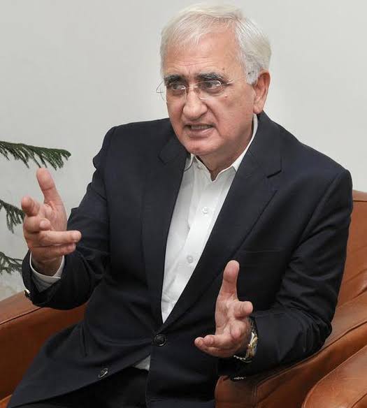 یہ ہیں ایک قانون دان سلمان خورشید ڈپٹی اٹارنی جنرل رہے اس کی فیملی نے ملتان میں دو خواتین جو الیکٹرک بائیک پر تھیں انہیں تشدد کا نشانہ بنایا وجہ یہ کہ بادشاہ سلامت کی فیملی کے راستے میں بائیک پر جا رہی تھیں عہدے کا ناجائز فائدہ کیس کرنے کی دھمکی اور معافی گھٹیا انداز میں مانگنے