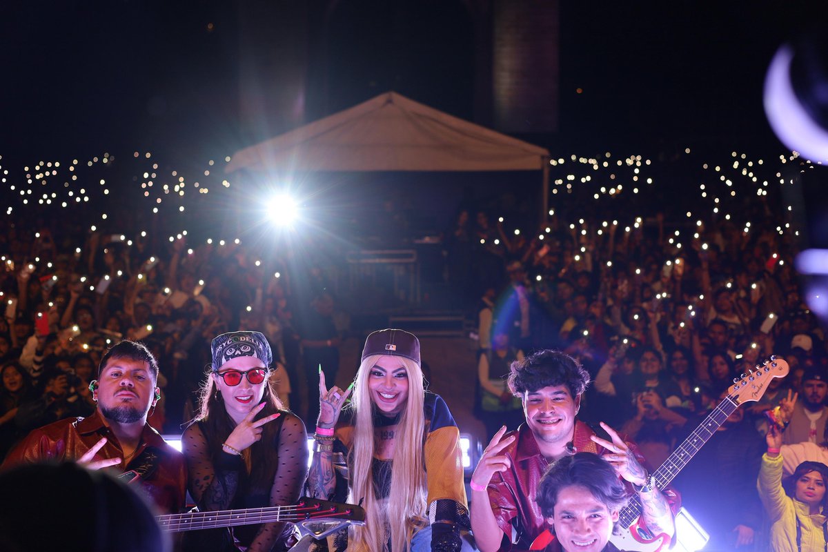 MXReferencia's tweet photo. #CDMX | #Cultura

¡Ni la lluvia los tumbó! Miles de personas se congregaron este 23 de agosto en el Monumento a la Revolución para disfrutar el evento estelar del #FestivalDeLasJuventudes 2025: el #FlowCapital, un concierto gratuito de reguetón que incluyó la participación de artistas como Sayuri y Sopholov, Yoss Bones, Pablito Mix y El Bogueto.🎤