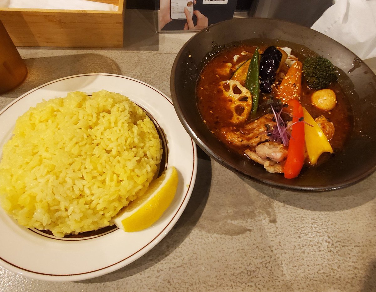 superweapon782's tweet photo. 日本のカレーで趣旨から離れるかもしれませんが、地元で評判の札幌スープカレーのお店でせせりと野菜のカレーを頂きました。

鶏ガラや昆布の出汁がベースだそうで、様々なスパイスの風味が合わさった不思議な味。具材ひとつひとつにも拘りを感じるとても美味しいスープカレーでした。

#猫田みてくれ https://t.co/UcvgV2jinJ