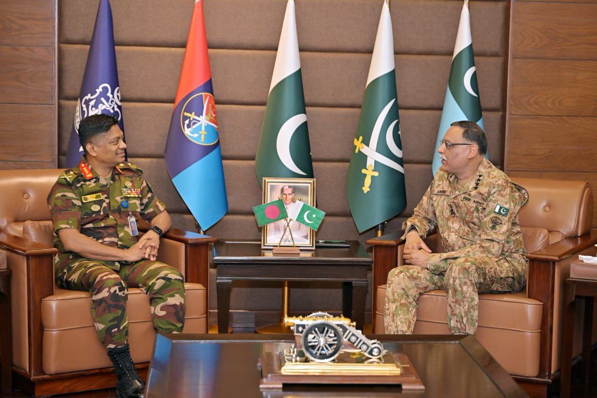 🇧🇩🤝🇵🇰 Bangladesh &amp; Pakistan Explore Deeper Defence Ties

Lt Gen Faizur Rahman, QMG Bangladesh Army, met Gen Sahir Shamshad Mirza, CJCSC Pakistan, at Rawalpindi. He visited Pakistan’s defence industries, strategic facilities, and production sites.

Pakistan has offered military