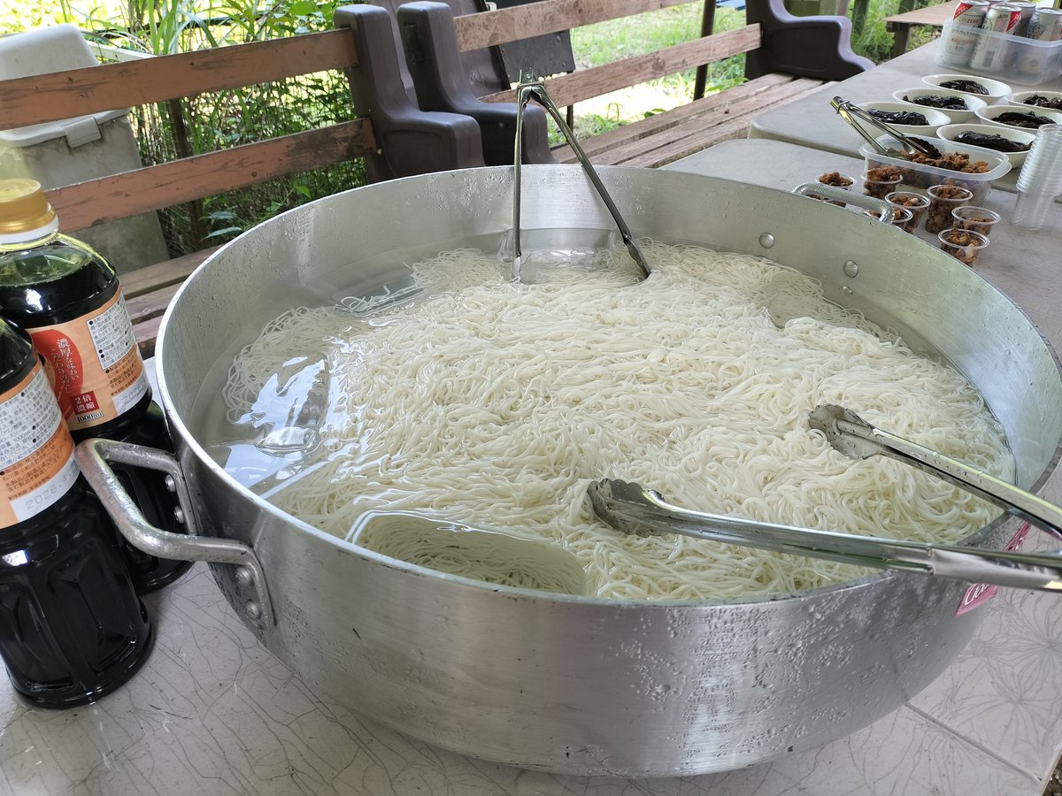 bbjungle_chiba's tweet image. 本日のSPLASH素麺定例ゲーム！
ゲームが終わったら、みんなでランチタイムへ🍴

・冷たい素麺でさっぱり🌿
・ナスの煮浸しでじんわり旨味🍆
・タコの唐揚げでガッツリ🐙
・フィリピン発！ガーリッククランチふりかけご飯🇵🇭🍚

全て食べ放題❗️戦った後のご飯は格別です✨

#サバゲー #SPLASH #ランチ