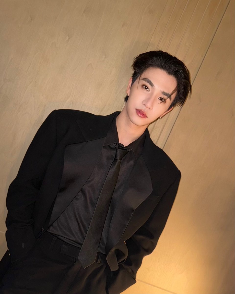 GMMTV's tweet image. 我准备好了！好想你们～ 我们很快就会见面了，今天一起加油吧！🖤🤟🏻

พร้อมแล้วครับ คิดถึงสุดๆ ไปเลยยยย จะได้เจอกันแล้วน้าาา เต็มที่ไปด้วยกันนะครับ 🖤🤟🏻

#2025PerthFansignInShanghai 
#GMMTV