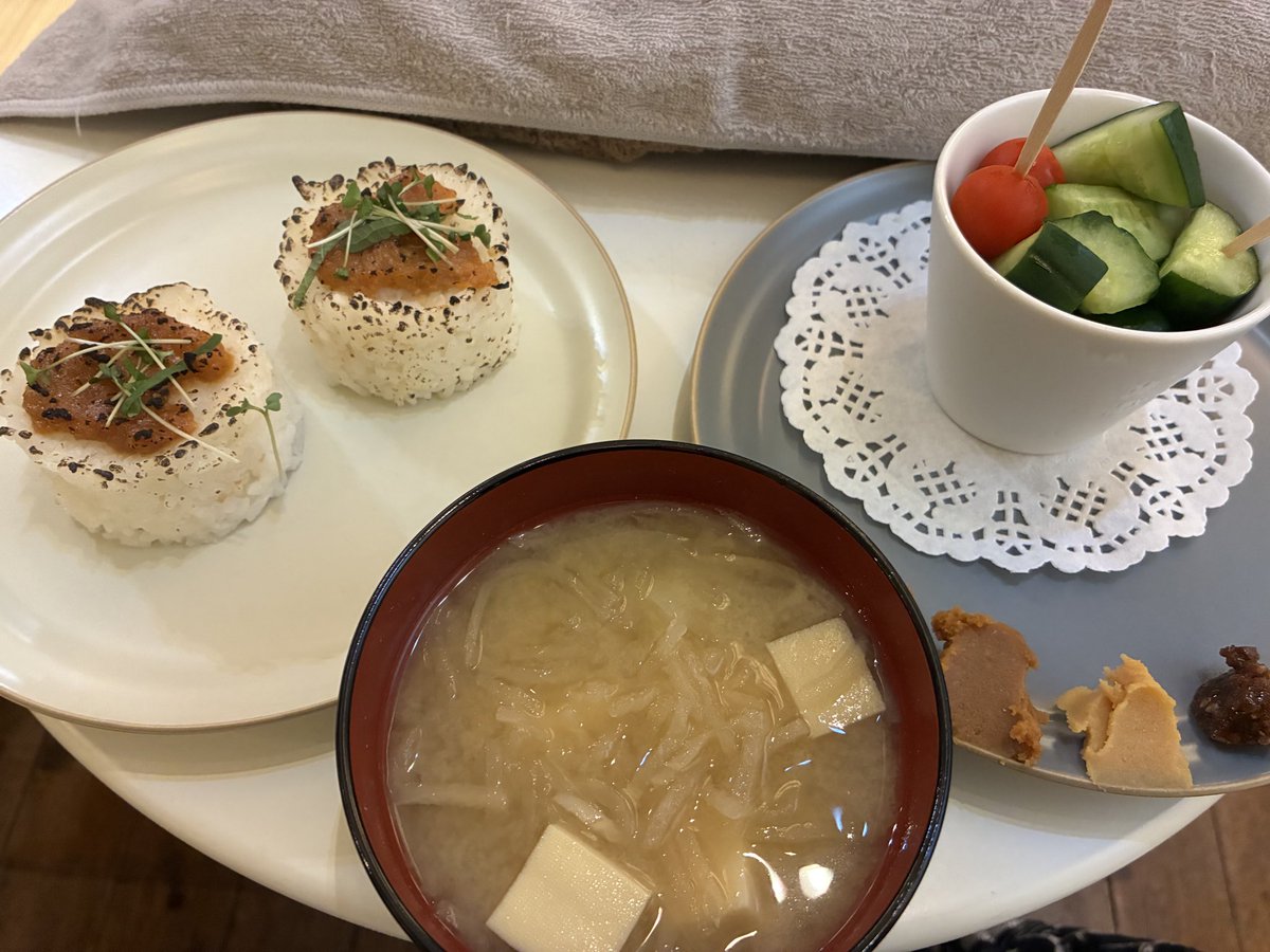 今日のことカフェ<a href="/kotobldg/">西荻の“ことビル”</a> ランチは、ゆきねこやさんの焼きおにぎりとお味噌汁🍙
お味噌食べ比べできるきゅうトマ🥒🍅、お味噌、どれも違ってどれも美味い😋