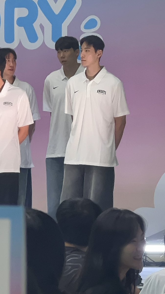 카메라 들고올까말까 고민했는데
작년처럼 야외면 카메라 터질까봐 안들고왓는데
실내네 싸갈....
들고올걸..