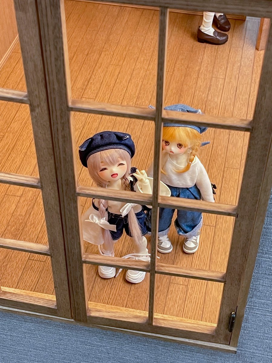 corner33333's tweet image. オーダーさせていただいていたドールサイズのお部屋を受け取りに松永工房様（@petit_continue）におじゃましてきました☺️🙏✨
ドアも窓もスムーズに開けられる高品質で丈夫なドール部屋という夢のアイテムに大興奮してしまった😂たのしすぎたー！ゆっくり家具揃えていく！
 #プティドゥカンティーニュ