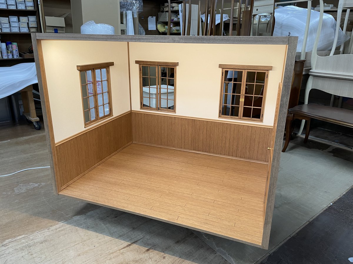 corner33333's tweet image. オーダーさせていただいていたドールサイズのお部屋を受け取りに松永工房様（@petit_continue）におじゃましてきました☺️🙏✨
ドアも窓もスムーズに開けられる高品質で丈夫なドール部屋という夢のアイテムに大興奮してしまった😂たのしすぎたー！ゆっくり家具揃えていく！
 #プティドゥカンティーニュ