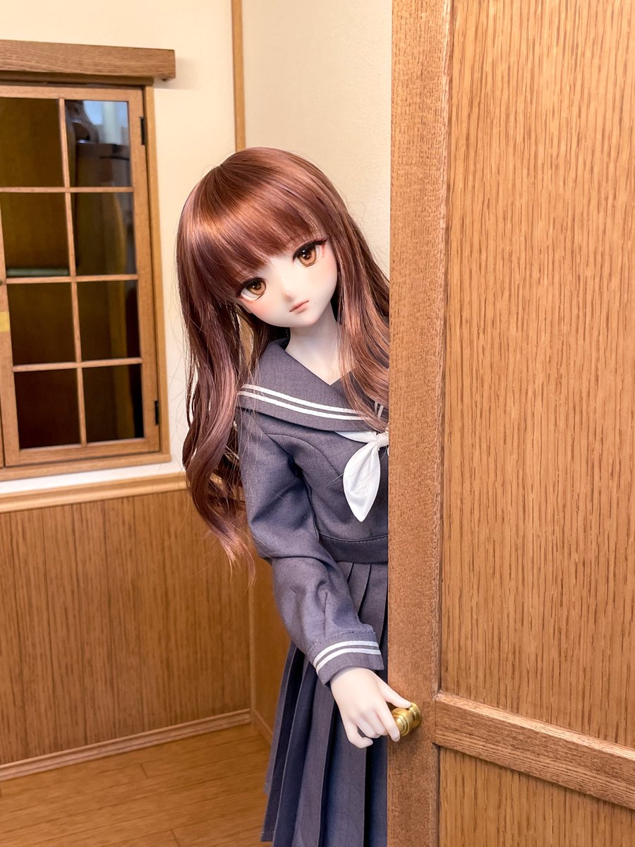 corner33333's tweet image. オーダーさせていただいていたドールサイズのお部屋を受け取りに松永工房様（@petit_continue）におじゃましてきました☺️🙏✨
ドアも窓もスムーズに開けられる高品質で丈夫なドール部屋という夢のアイテムに大興奮してしまった😂たのしすぎたー！ゆっくり家具揃えていく！
 #プティドゥカンティーニュ