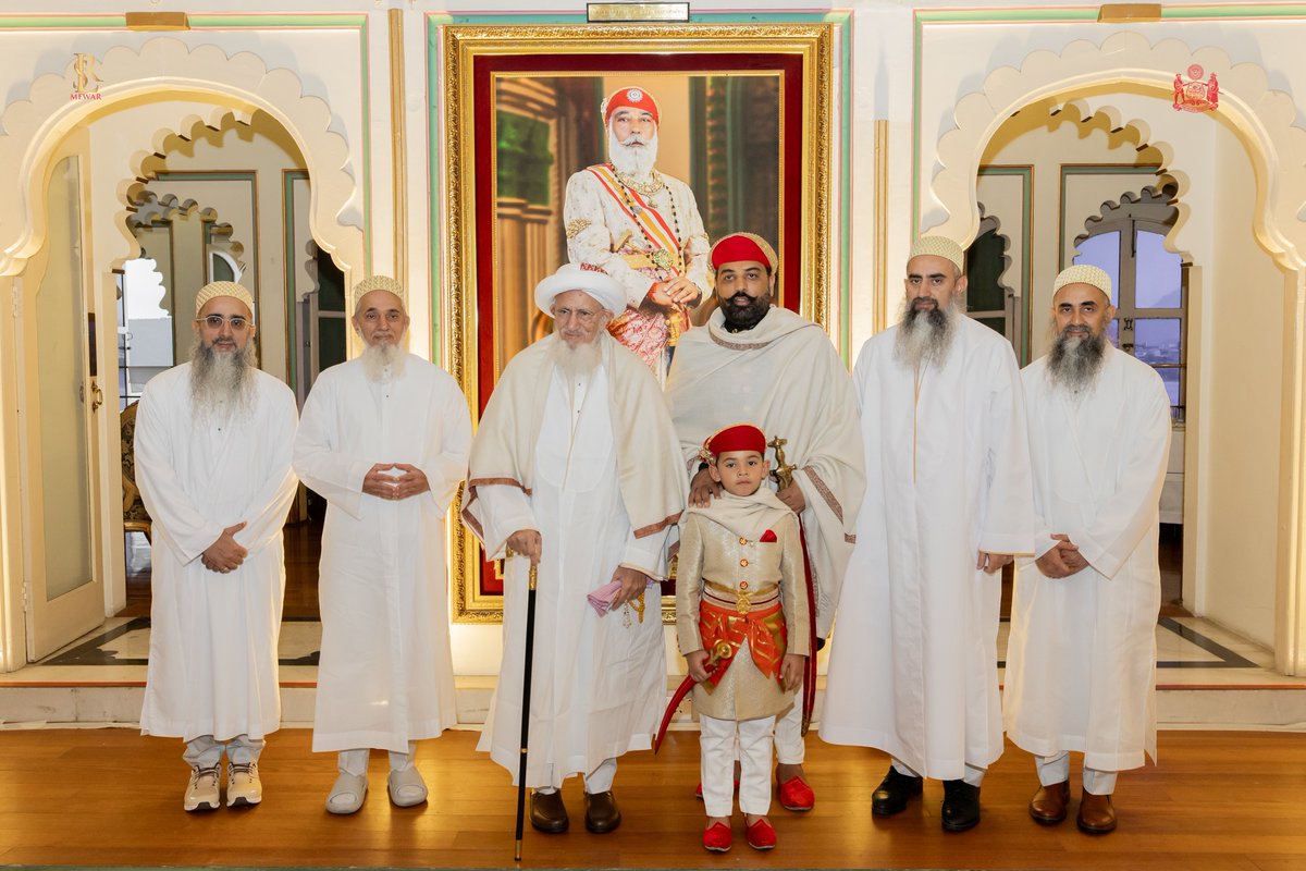 LakshyarajSinghMewar (@lakshyarajmewar) on Twitter photo рдореЗрд╡рд╛рдбрд╝ рдореЗрдВ рдкрд░рдо рд╢реНрд░рджреНрдзреЗрдп рдбреЙ. рд╕реИрдпрджрдирд╛ рдореБрдлрджреНрджрд▓ рд╕реИрдлреБрджреНрджреАрди рд╕рд╛рд╣рдм рдХрд╛ рд╕реНрд╡рд╛рдЧрдд рдХрд░рдирд╛ рдореЗрд░реЗ рд▓рд┐рдП рдЕрддреНрдпрдВрдд рдЧреМрд░рд╡ рдФрд░ рд╕рдореНрдорд╛рди рдХрд╛ рдХреНрд╖рдг рд╣реИред рдмреЛрд╣рд░рд╛ рд╕рдореБрджрд╛рдп рдиреЗ рдЕрдкрдиреА рд▓рдЧрди, рдирд┐рд╖реНрдард╛ рдФрд░ рдЙрддреНрдХреГрд╖реНрдЯрддрд╛ рдХреА рдкрд░рдВрдкрд░рд╛ рдХреЗ рд╕рд╛рде рд╕рджреИрд╡ рд╣рдорд╛рд░реА рдЗрд╕ рдкрд╛рд╡рди рднреВрдорд┐ рдХреА рдЙрдиреНрдирддрд┐ рдФрд░ рд╕рдореГрджреНрдзрд┐ рдореЗрдВ рдЕрдореВрд▓реНрдп рдпреЛрдЧрджрд╛рди рджрд┐рдпрд╛ рд╣реИред
рдпрд╣ рд╕рдВрдмрдВрдз рдХреЗрд╡рд▓ рдЗрддрд┐рд╣рд╛рд╕ рдХрд╛ рдПрдХ рдореЗрд╡рд╛рдбрд╝ рдореЗрдВ рдкрд░рдо рд╢реНрд░рджреНрдзреЗрдп рдбреЙ. рд╕реИрдпрджрдирд╛ рдореБрдлрджреНрджрд▓ рд╕реИрдлреБрджреНрджреАрди рд╕рд╛рд╣рдм рдХрд╛ рд╕реНрд╡рд╛рдЧрдд рдХрд░рдирд╛ рдореЗрд░реЗ рд▓рд┐рдП рдЕрддреНрдпрдВрдд рдЧреМрд░рд╡ рдФрд░ рд╕рдореНрдорд╛рди рдХрд╛ рдХреНрд╖рдг рд╣реИред рдмреЛрд╣рд░рд╛ рд╕рдореБрджрд╛рдп рдиреЗ рдЕрдкрдиреА рд▓рдЧрди, рдирд┐рд╖реНрдард╛ рдФрд░ рдЙрддреНрдХреГрд╖реНрдЯрддрд╛ рдХреА рдкрд░рдВрдкрд░рд╛ рдХреЗ рд╕рд╛рде рд╕рджреИрд╡ рд╣рдорд╛рд░реА рдЗрд╕ рдкрд╛рд╡рди рднреВрдорд┐ рдХреА рдЙрдиреНрдирддрд┐ рдФрд░ рд╕рдореГрджреНрдзрд┐ рдореЗрдВ рдЕрдореВрд▓реНрдп рдпреЛрдЧрджрд╛рди рджрд┐рдпрд╛ рд╣реИред
рдпрд╣ рд╕рдВрдмрдВрдз рдХреЗрд╡рд▓ рдЗрддрд┐рд╣рд╛рд╕ рдХрд╛ рдПрдХ