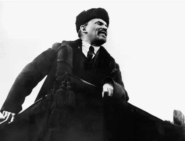 24 de agosto de 1919. V. I. Lenin: 

"O la dictadura (es decir, el poder de hierro) de los terratenientes y capitalistas, o la dictadura de la clase obrera. No hay término medio. +