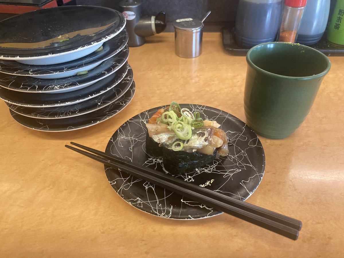 皆様におかれましては
独自のストレス解消法を
お持ちのこととは思われますが
わたくしの場合は泉南の活魚寿司で
海鮮落ちこぼれ軍艦(2カン¥110)
活魚モツ軍艦(3カン¥110)を
ほぼ売り切れるまで食べます。
#いずくランチ