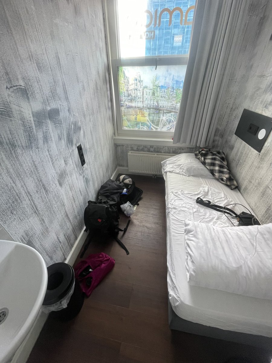 初日ノープランだったのでその場で宿を100ユーロ(17304円)で泊まったらシャワー、トイレ共用のオシャレな独房みたいな部屋になって髭面で自撮り撮ったらプリズンブレイク初日な仕上がりです。  物価的に国によっては海外の人達日本旅行安くて楽しいよなー。俺も楽しんでる ...