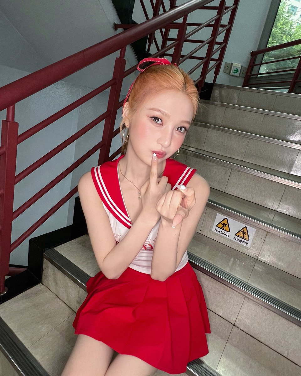 she looks so cute in this outfit❤️
#조이 #JOY