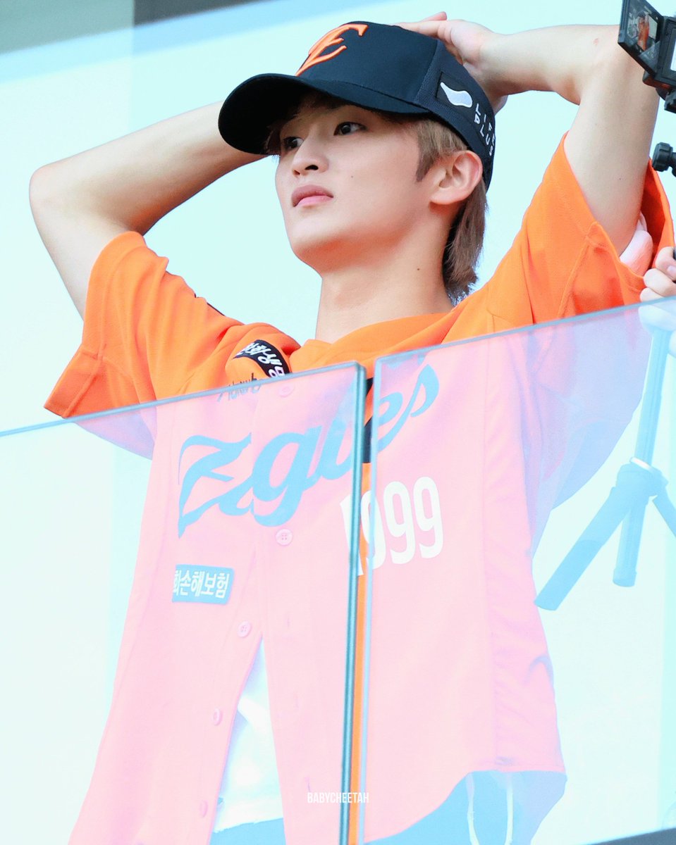 Baby_CheetahLee's tweet photo. 250823 한화이글스 시구

#마크 #MARK #マーク #NCT https://t.co/7ZSep2lEy7