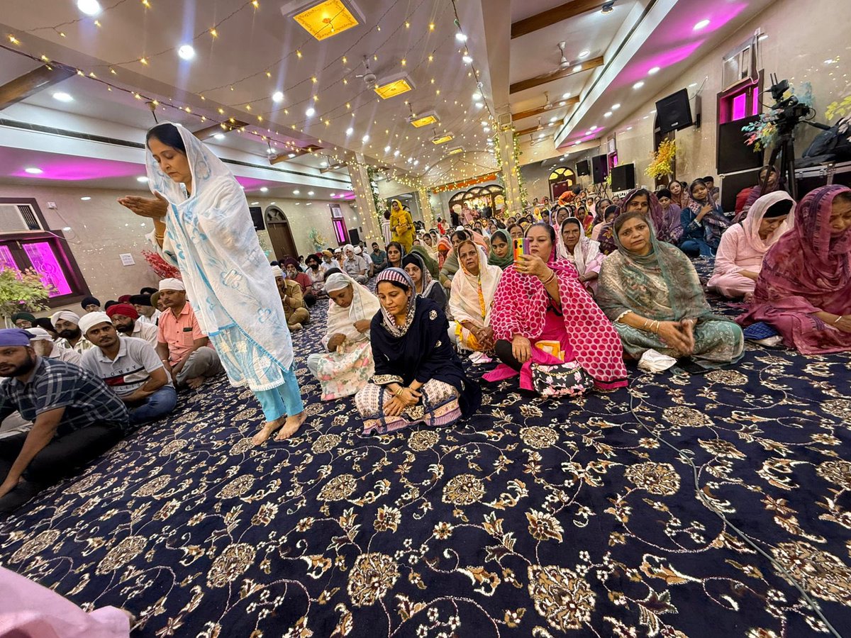 श्री गुरु ग्रंथ साहिब जी के प्रकाश पर्व के उपलक्ष्य में कानपुर के एतिहासिक गुरूद्वारा बन्नो साहिब में आयोजित पाठ में शामिल हुए ..!