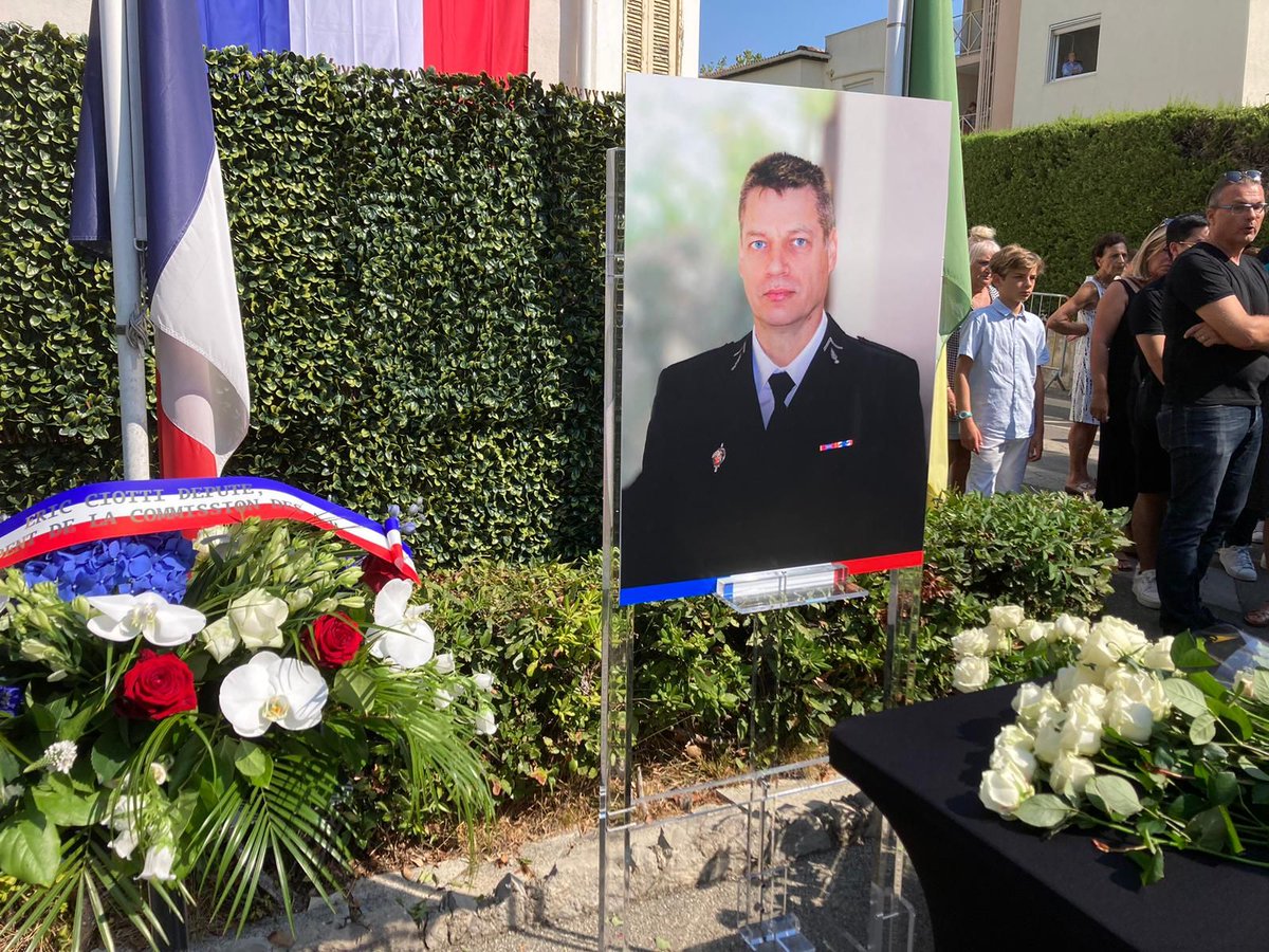 Mort du gendarme Éric Comyn, tué lors d'un refus d'obtempérer par un récidiviste. Sa veuve témoigne : «L'État est défaillant dès le départ. On a donné le permis de tuer à cet homme» «La justice a été le fossoyeur de mon époux et de notre famille»
 fdesouche.com/2025/08/24/mor…