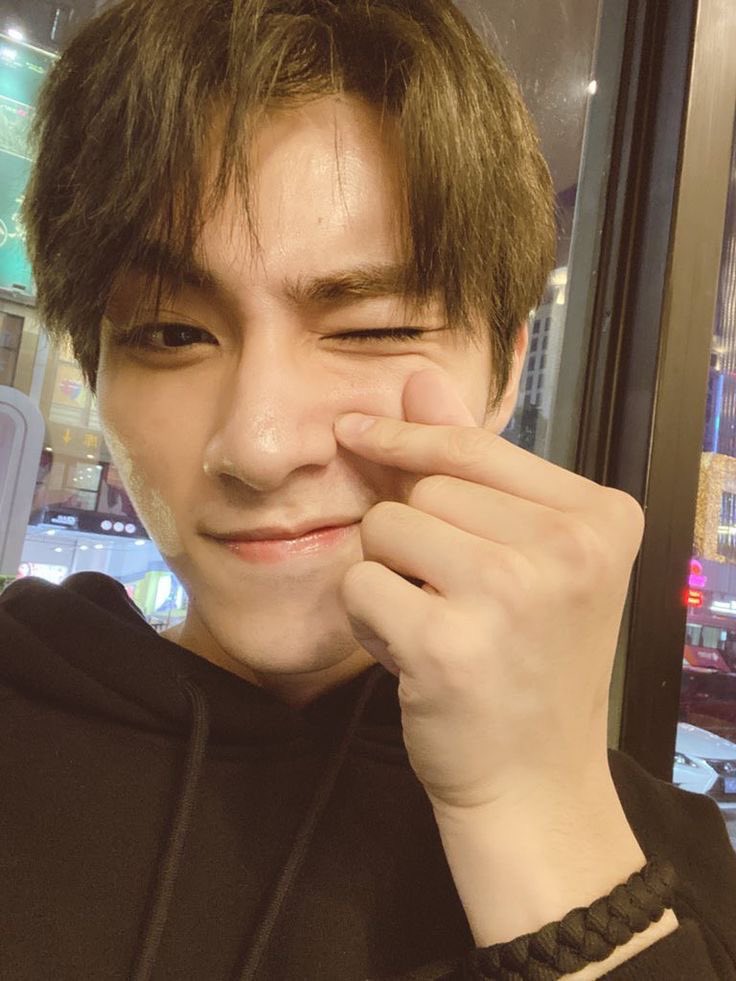 lunas warnain rambut tapi gk mau ke oren alias blm pede klo selalu ditunjuk dosen nantinya🙂‍↕️