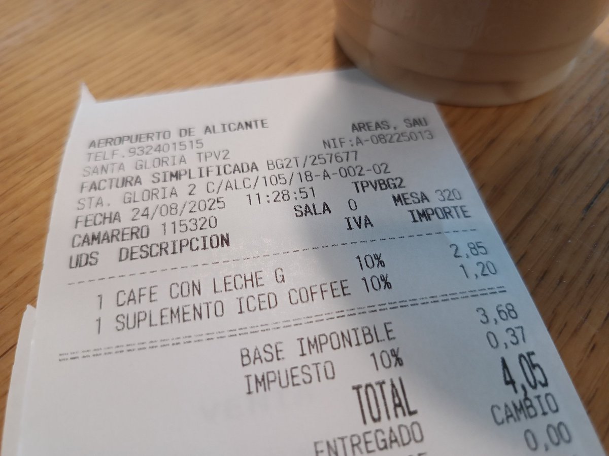 ¿Me acaban de cobrar un suplemento de 1,20€ por el hielo? Me acaban de cobrar un suplemento de 1,20€ por el hielo.