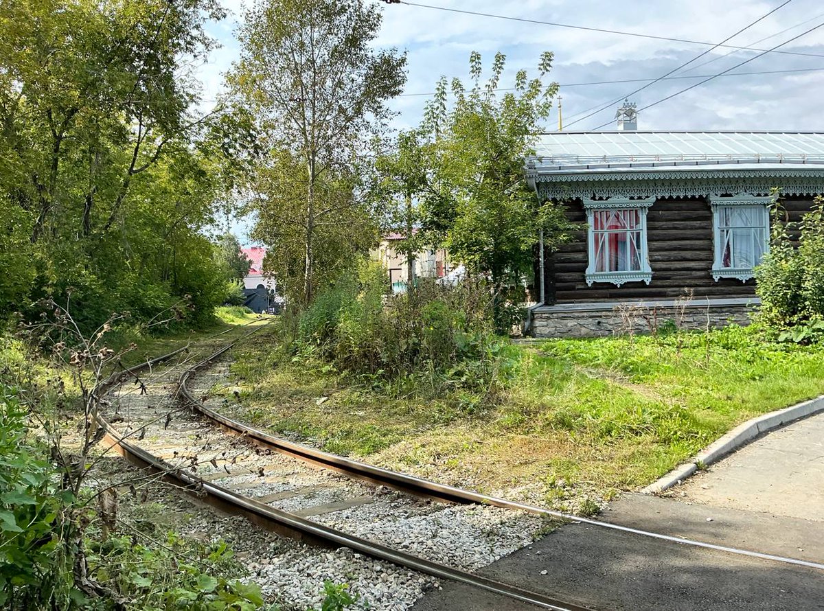 Кадр, заряженный детством и уютом. Вот бы поселиться в столетней избушке в Екатеринбурге и просыпаться под стук трамвайных колес.