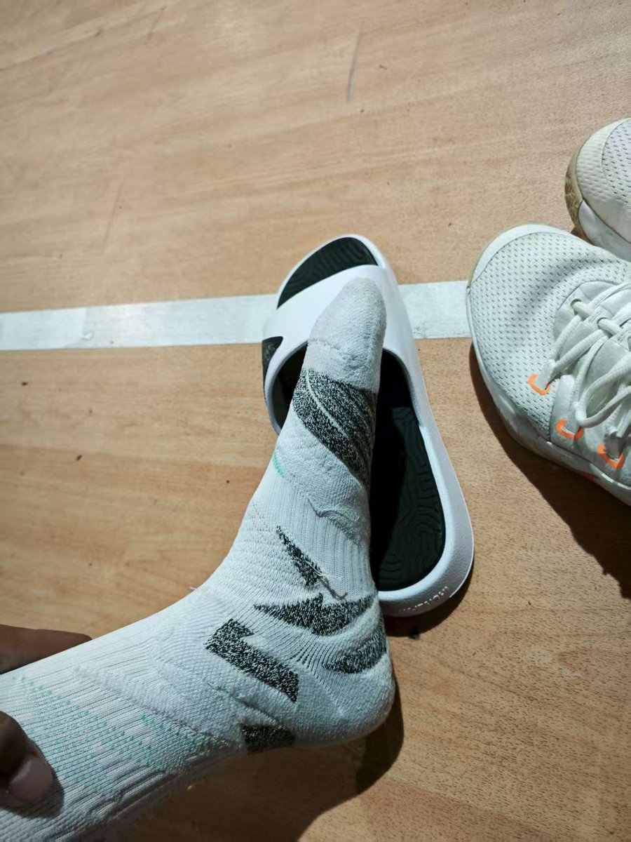 顾客预定的超臭球袜
这两双已经发过了，是预定的。需要的宝宝们还是要提前预定，袜子内裤都可出，穿满一周，味道包你满意😘😘😘