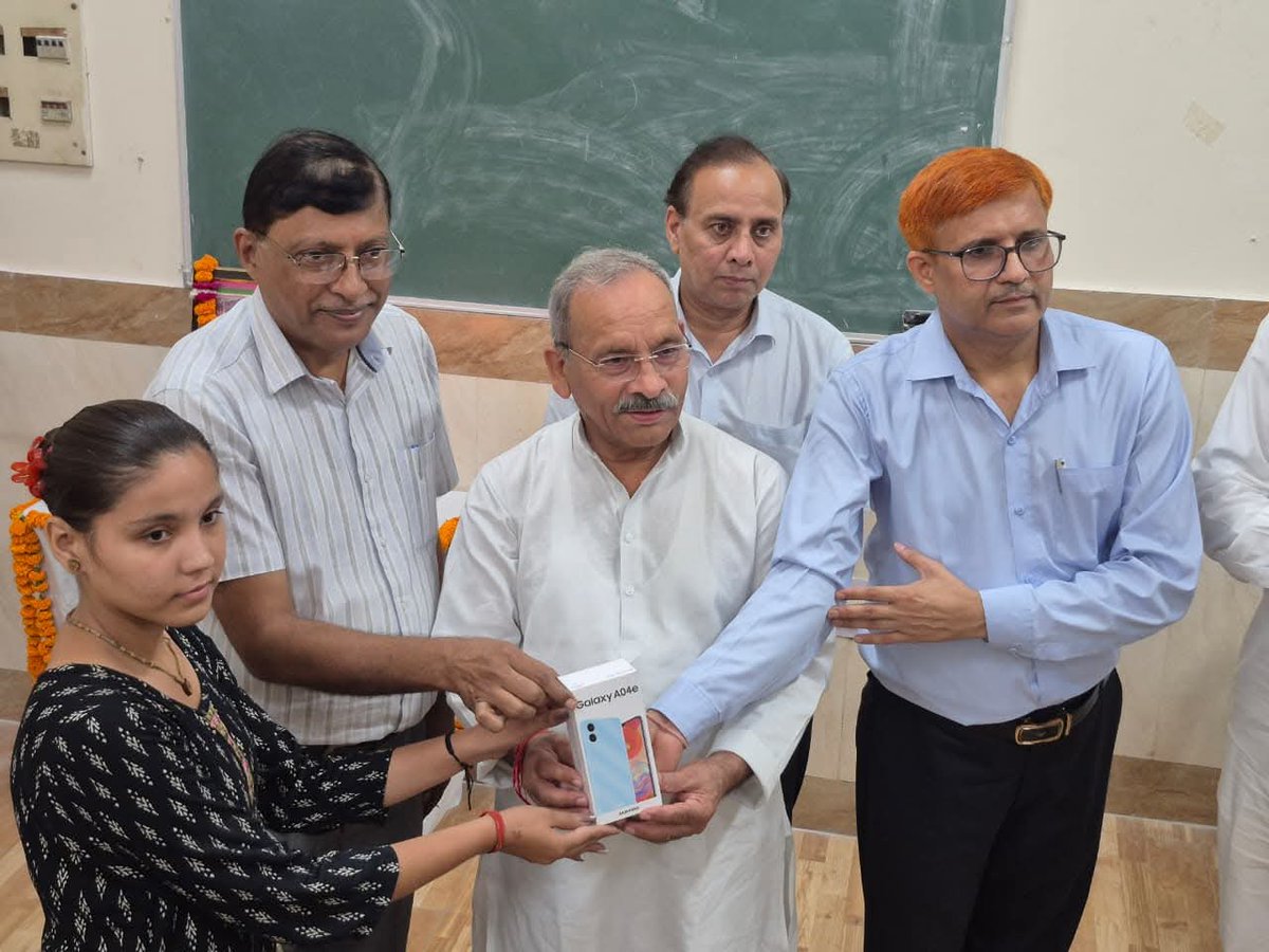 Ccsumeerut's tweet image. शनिवार को चौधरी चरण सिंह विश्वविद्यालय में स्वामी विवेकानंद युवा सशक्तिकरण योजना के अंतर्गत टैबलेट व स्मार्टफोन वितरित। मुख्य अतिथि मा० सांसद डॉ. राजकुमार संगवान ने छात्रों को तकनीक को आत्मविकास व शिक्षा का साधन बनाने का आह्वान किया। #TabletDistribution #DigitalUP #SmartIndia