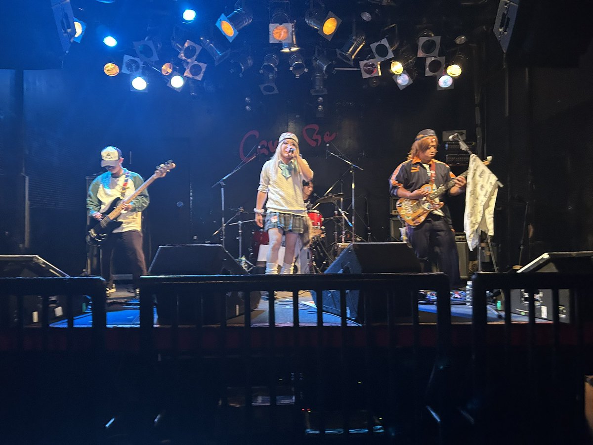 world ethic🔊2000年代懐古主義バンド (@world_ethic) on Twitter photo 「キミのお気に入りの着うたになりに行くツアー」
8月22日 小倉FUSE
8月23日 広島CAVE-BE
2日間遠征でした👊
今回のサポートベースはマリブコライド(<a href="/malibucollide/">マリブコライド(公式)</a> )のリーダー
サポートドラムはあじさいくんでした!
#worldethic #2000年代懐古主義 #小倉FUSE #広島cavebe 「キミのお気に入りの着うたになりに行くツアー」
8月22日 小倉FUSE
8月23日 広島CAVE-BE
2日間遠征でした👊
今回のサポートベースはマリブコライド(<a href="/malibucollide/">マリブコライド(公式)</a> )のリーダー
サポートドラムはあじさいくんでした!
#worldethic #2000年代懐古主義 #小倉FUSE #広島cavebe