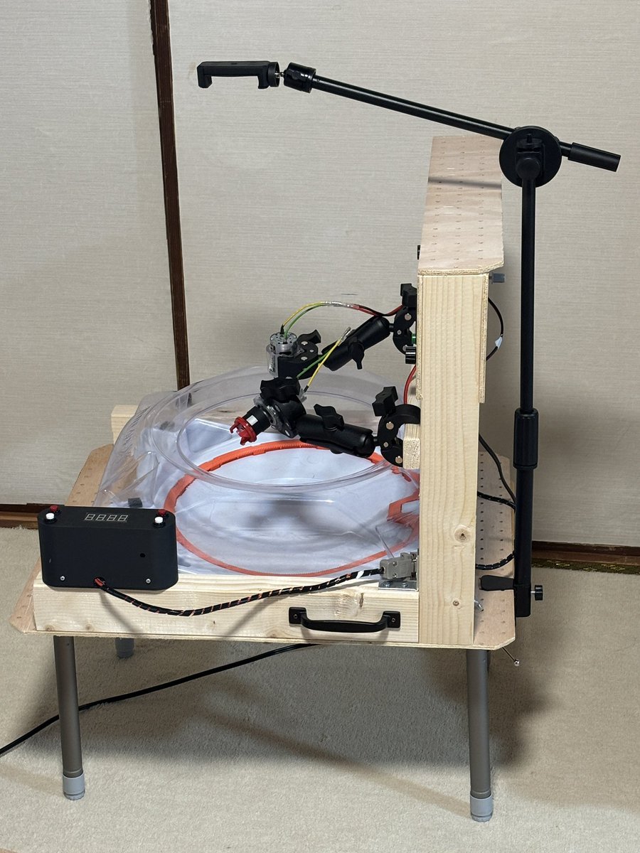 この土日でシュータくんと仲良くなれた。シュートパワー測定器も使い自己練もはかどる。ただ妻に居間にあるとデカイ（あとうるさい）とクレームを受けたので、持ち手を付けて、部屋から部屋へと渡り鳥的に移動しやすいようにした。あと録画しやすいようにスマホスタンドも付けてみた。うん、いい感じ😊