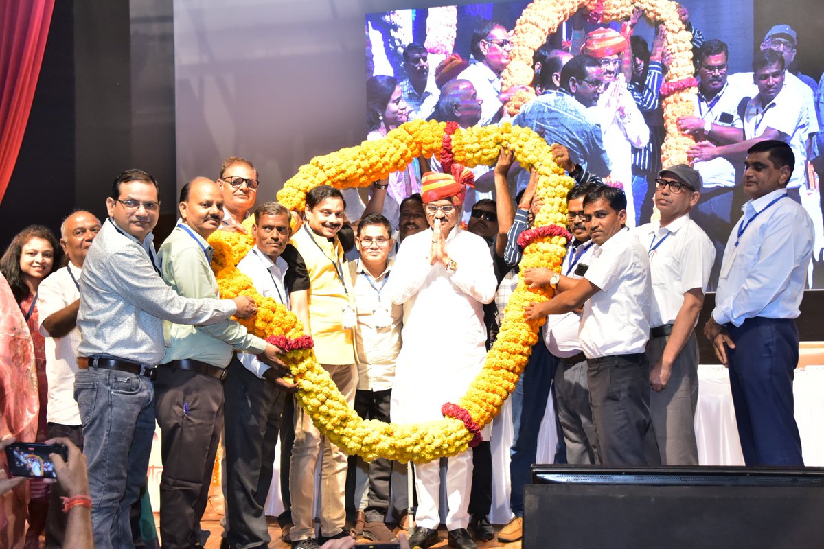 DrPremBairwa's tweet image. आज राजस्थान विश्वविद्यालय, जयपुर के मानवीकी सभागार में आयोजित अभिनंदन समारोह एवं इलेक्ट्रोपैथी चिकित्सक सम्मेलन में सम्मिलित होकर उपस्थित गणमान्य अतिथियों एवं चिकित्सक साथियों को संबोधित किया।

प्रदेश में आयुष चिकित्सा पद्धतियों के विकास और स्वास्थ्य सेवाओं को सशक्त बनाने की दिशा…