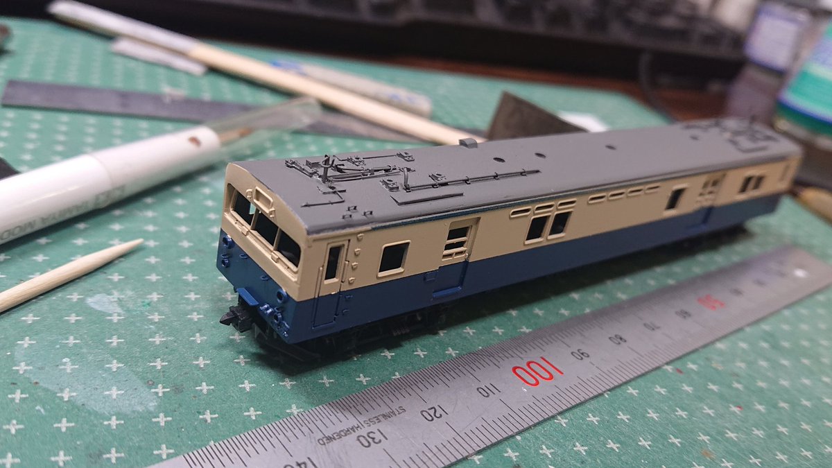 クモユニ82の進捗。
青15号と屋根を塗装しました…が、雨樋周辺に色が回ってないじゃん。
マスキングしくじってたことに気付かなかったらしい。修正するしかないわね。