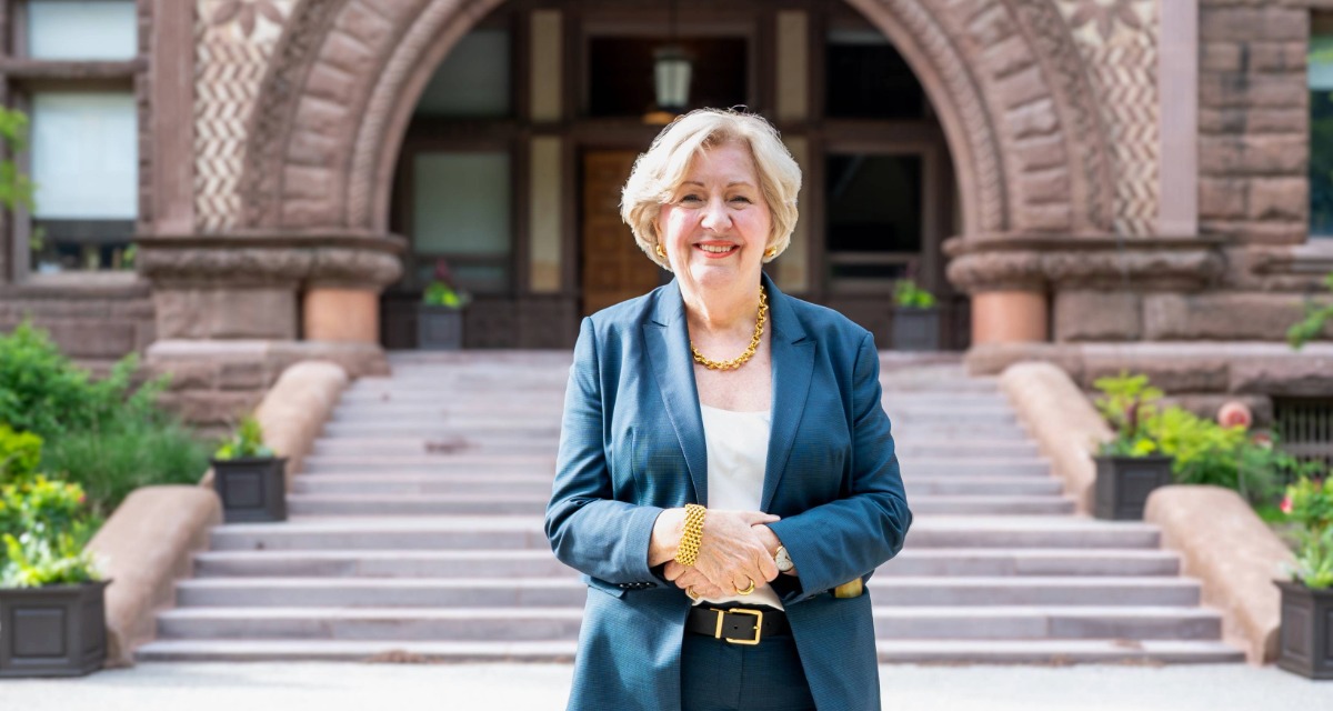 Vickery Bowles Vic 8T0 has spent decades championing libraries. As City Librarian at <a href="/torontolibrary/">Toronto Public Library</a>, she advanced digital equity and civic literacy. She retires this summer and is the recipient of our Distinguished Alumni Award. Read more: bit.ly/47Apz3Z <a href="/vbowlestpl/">Vickery Bowles</a>