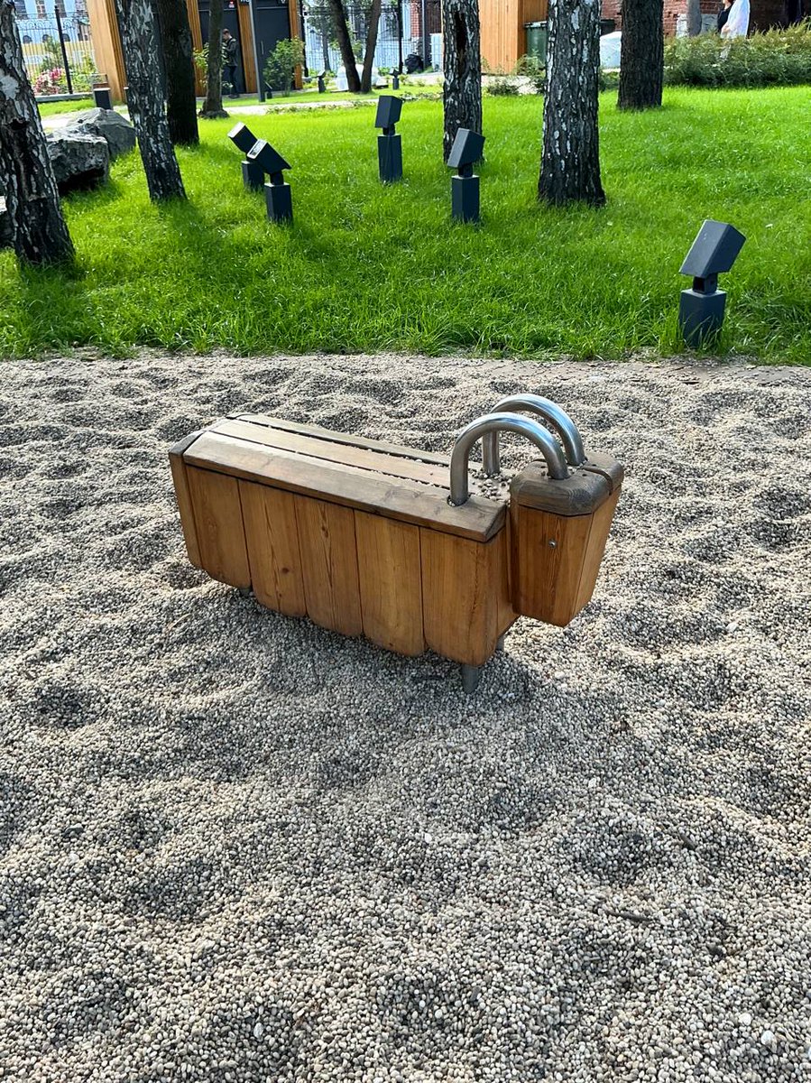 В Екатеринбурге обнаружен самый милый элемент детской площадки.