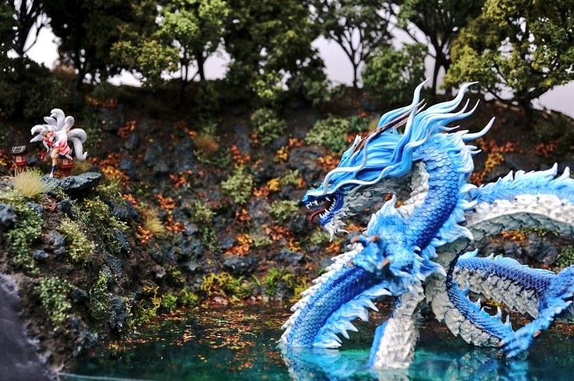 水景ジオラマ完成！！

『 龍を従えし九尾狐の舞 』

古来より霊力の高い妖狐は龍を使役する力を持つという。九尾の狐は湖に棲む青龍を従えるべく、全身全霊で舞い踊る。青龍は自らの主としてふさわしき者であるか見極めるため、九尾の狐の華麗な舞を静かに見守る。