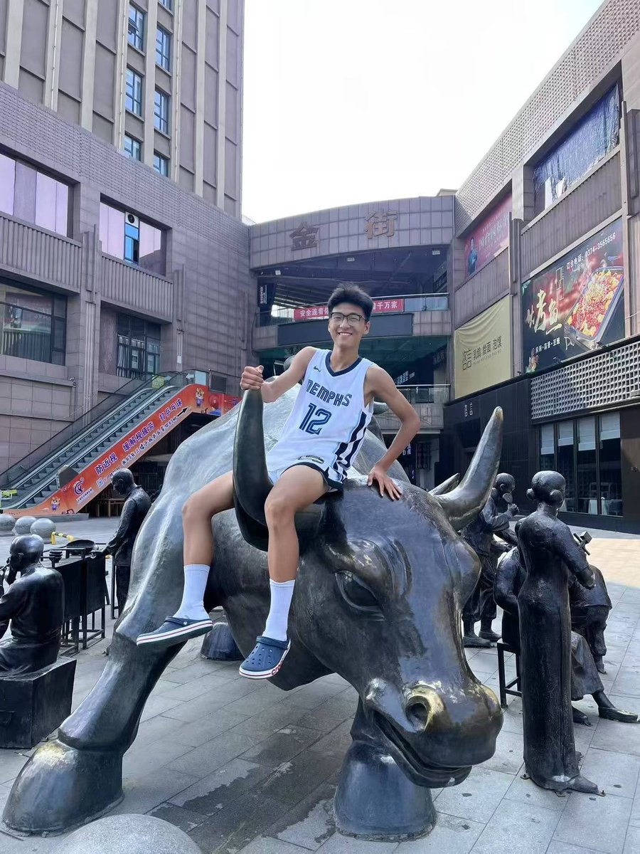 【高一体育生】
初中体育生弟弟今年高一啦😋
图片和视频里的是两个人，都可以预定🧦和🩲
目前正在军训…每天的运动量可想而知，
想要的宝宝们快来快来😘