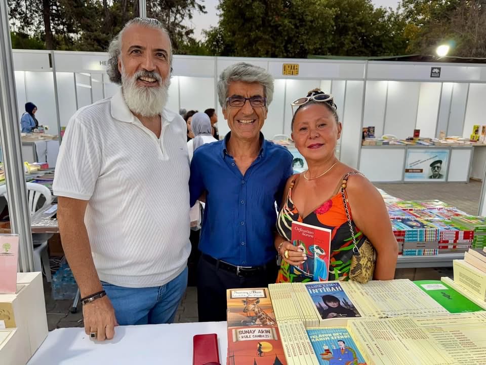 7.Edremit Kitap Fuarında, dostlarla ve kitap dostlarıyla buluştuk. 

Kitaplar imzaladık. 

Anılar tazeledik. Yeni anılar ekledik belleklerimize. 

Bu sıcak fotoğrafları da sizinle paylaşalım. Yaşasın kitaplar, yaşasın liyakat diyerek birlikte geleceği kuralım…