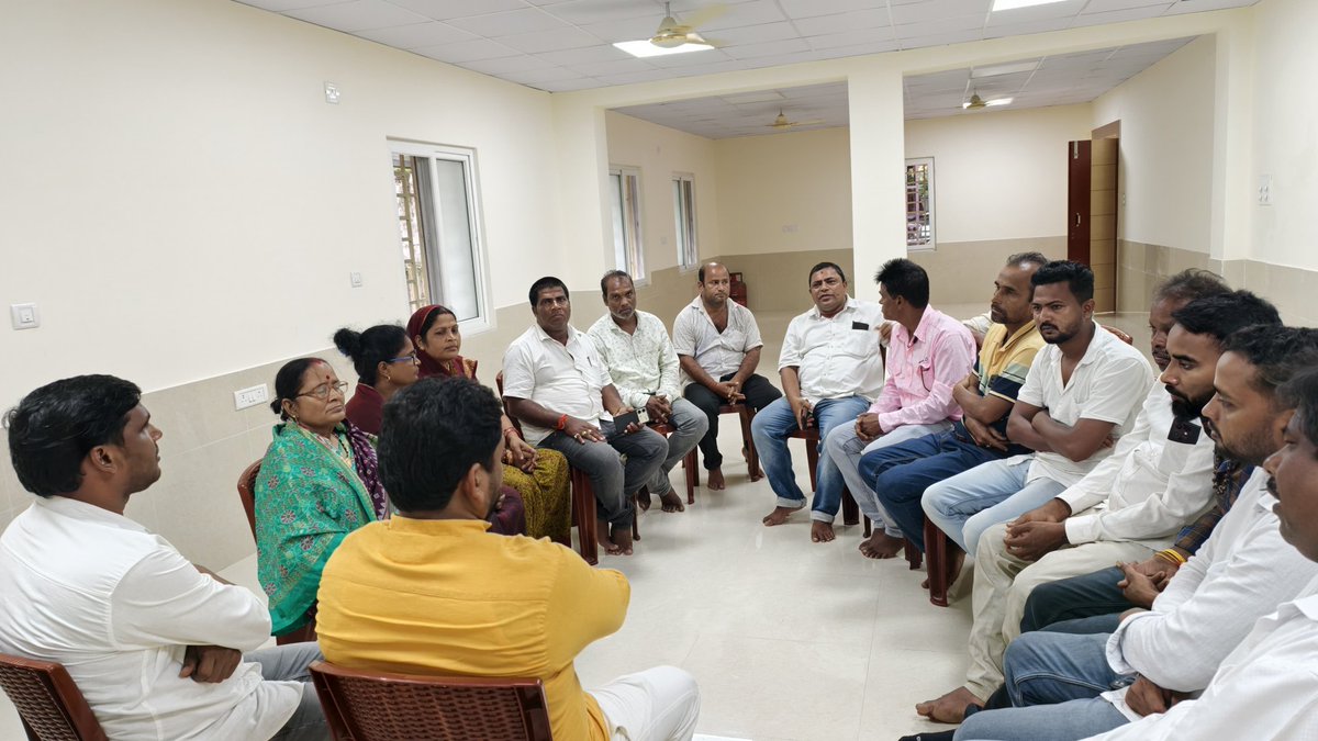 ମୋ ନିର୍ବାଚନ ମଣ୍ଡଳୀର ବିଭିନ୍ନ ଅଞ୍ଚଳରୁ ଆସିଥିବା ଗୁରୁଜନ ଓ କାର୍ଯ୍ୟକର୍ତ୍ତା ଭାଇମାନଙ୍କ ସହିତ କାର୍ଯ୍ୟାଳୟ ଠାରେ ସାକ୍ଷାତ କରିବା ସହ ସେମାନଙ୍କ ସହିତ ନୂତନ ଏବଂ କାର୍ଯ୍ୟକାରୀ ହେଉଥିବା ଉନ୍ନତିମୂଳକ ପ୍ରକଳ୍ପ ତଥା ଅଞ୍ଚଳର ବିଭିନ୍ନ ସମସ୍ୟା ଗୁଡ଼ିକ ବିଷୟରେ ଆଲୋଚନା କଲି ।
#BJP4Mahakalapada 
#BJP4Odisha