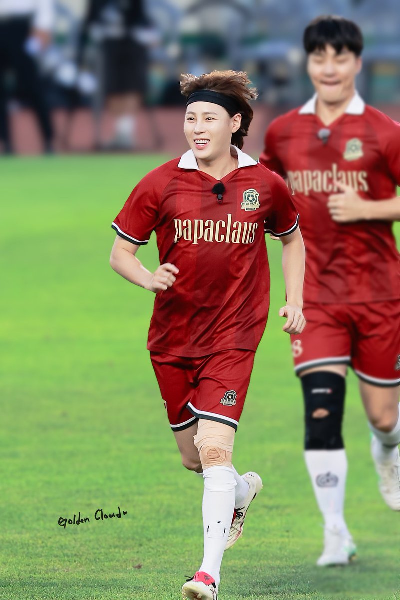 250823 뭉찬4 올스타 직관

행복하게 뛰노는 가나디 🐶
따라 행복한 웃음이 나오는 하늘
하성운 빛이 난다 

#하성운 #HASUNGWOON
<a href="/gooreumseng/">하성운</a>