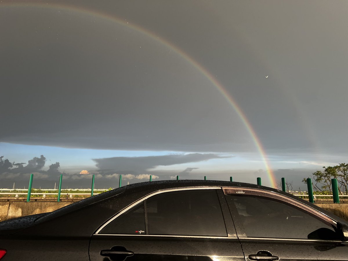 chimeihan's tweet photo. 突然的一陣大雨，出現了一道彩虹🌈 https://t.co/fu8IJOdI3K