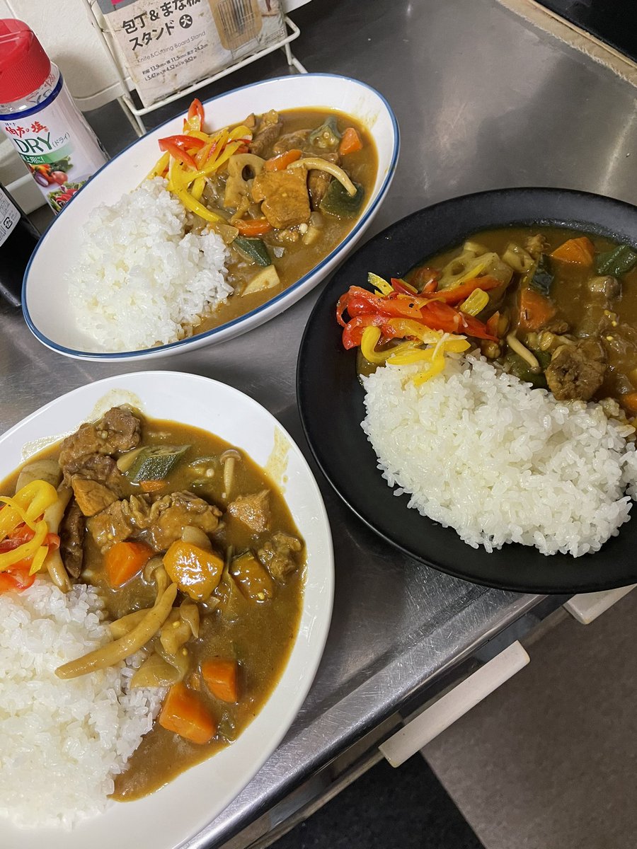 豚肉はロース🍖
🥕やカボチャ等夏野菜たっぷりカレー🍛
福神漬け代わりのパプリカのマリネが良い仕事してる！